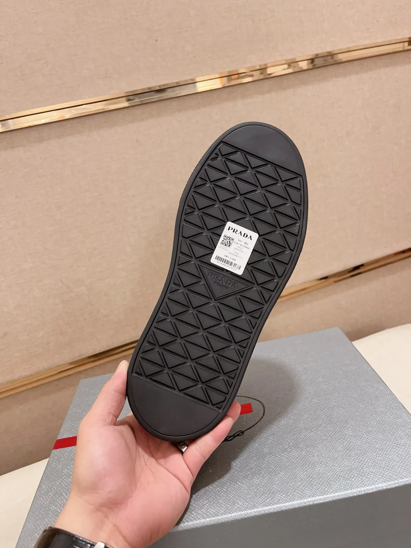 Men's shoes 💰 580💰 ✔️✔️✔️High-quality new PRADA counters are launched at the same time. The new men's shoes and 😘fabrics are selected from first-layer cowhide and are made by pure handicrafts. Lining: Full cowhide lining. 👍🏿 High-end ☄️ air-cushion molded anti-slip rubber outsole, exquisite lines, simple and elegant, comfortable and high-end for leisure travel. Code number: 38 to 44